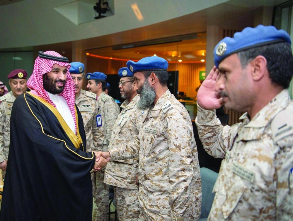 الأمير محمد بن سلمان مصافحا عددا من العسكريين