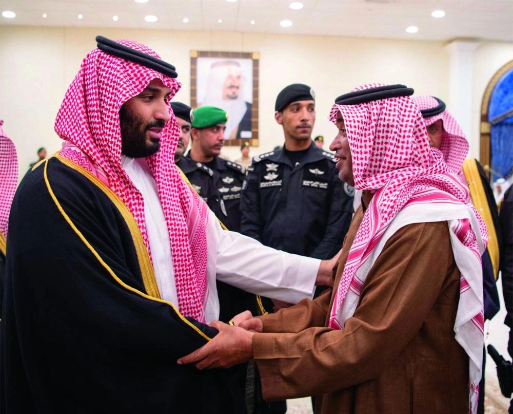 ولي العهد مصافحا أسر الشهداء في تبوك