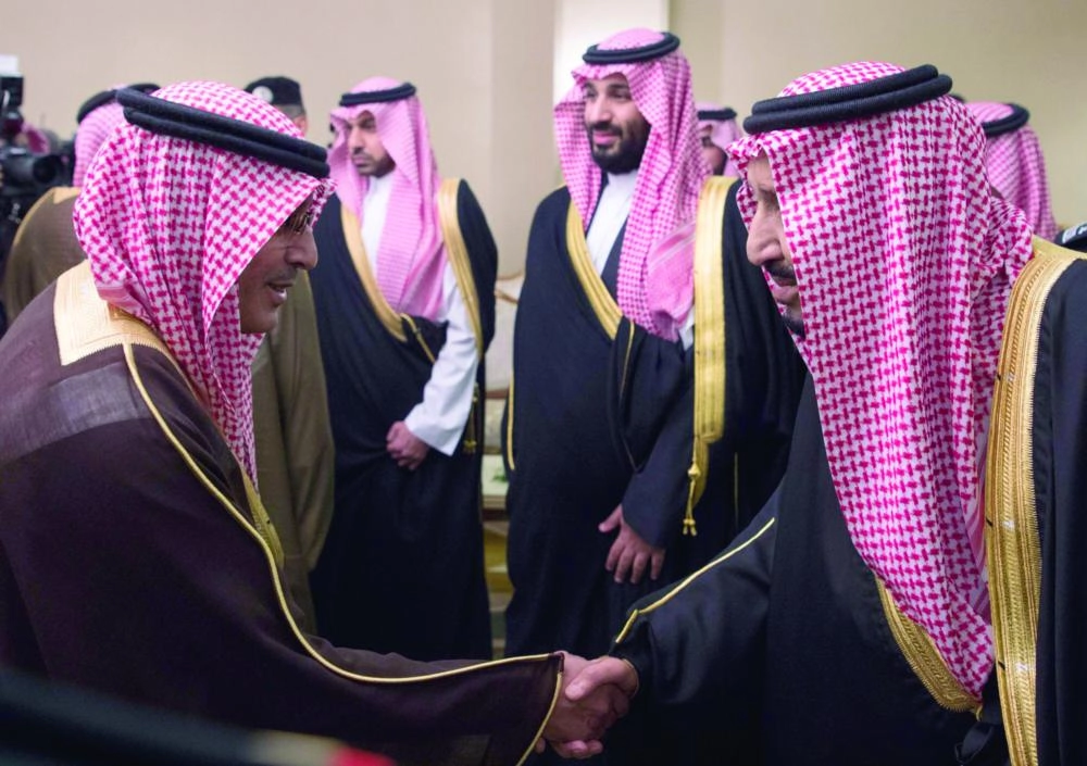 الملك سلمان مصافحا مستقبليه 