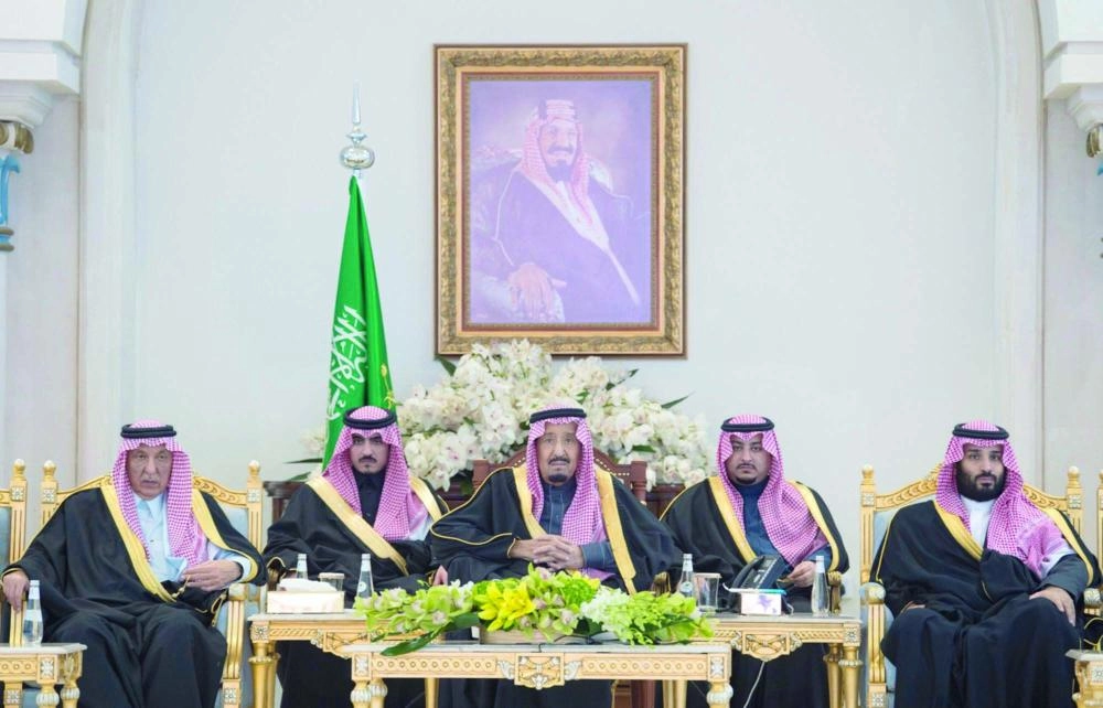 






الملك سلمان لدى تشريفه حفل أهالي منطقة الجوف أمس الأول                                                                                                                                               (واس)