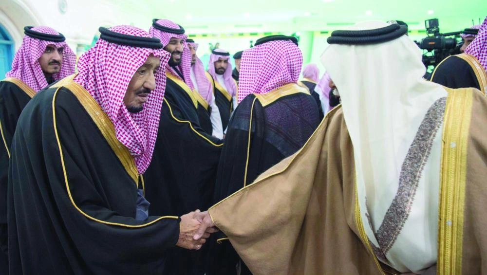 الملك سلمان مصافحا عددا من أهالي الجوف