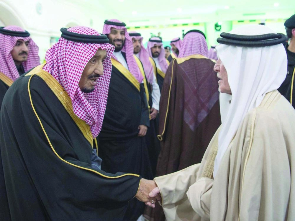 الملك سلمان مصافحا عددا من أهالي الجوف 