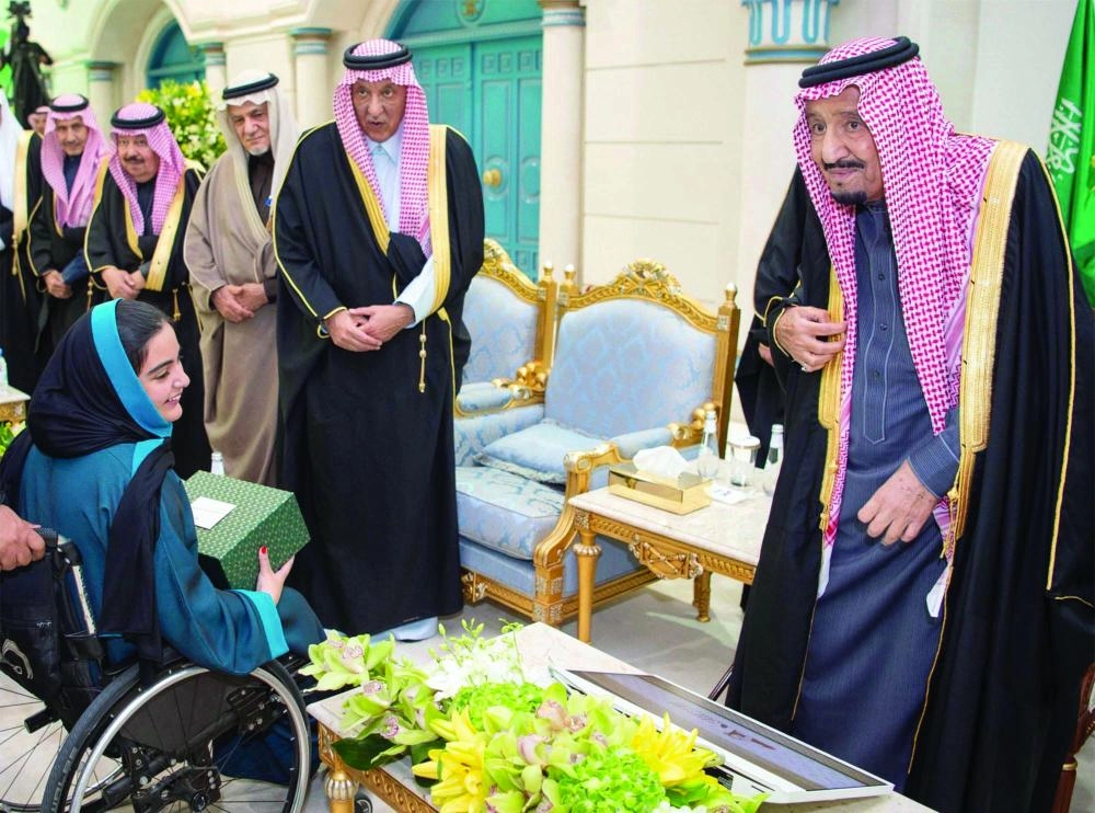 الملك سلمان لدى تكريمه المتميزين