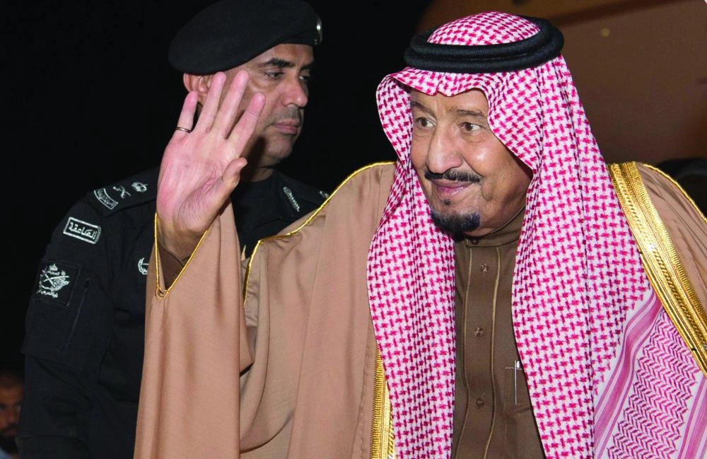 الملك سلمان لدى مغادرته الجوف