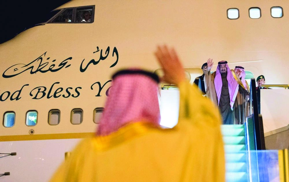 الملك سلمان لدى مغادرته الجوف
