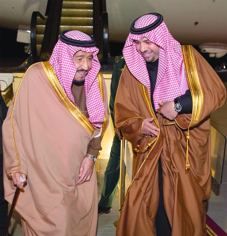 الملك سلمان لدى وصوله إلى مطار عرعر في الحدود الشمالية (واس)