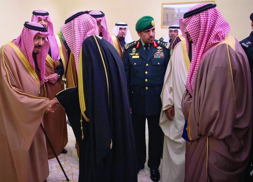 الملك سلمان مصافحا مستقبليه لدى وصوله إلى مطار عرعر في الحدود الشمالية (واس)