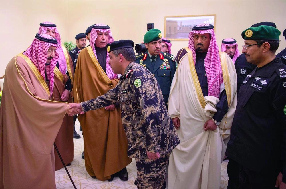 الملك سلمان مصافحا مستقبليه لدى وصوله إلى مطار عرعر في الحدود الشمالية (واس)