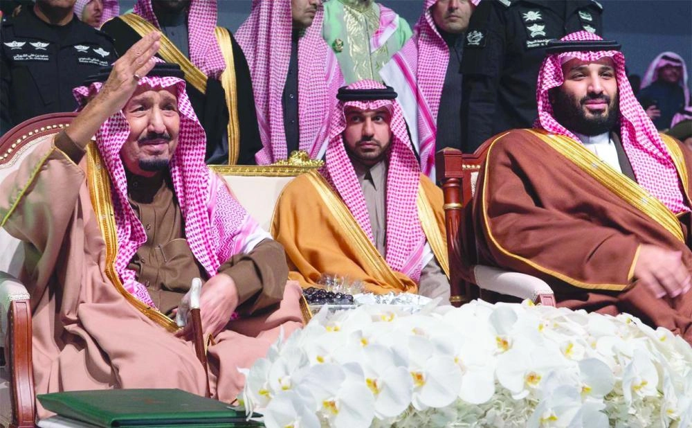 الملك سلمان متفاعلا مع العرضة السعودية خلال حفل الأهالي