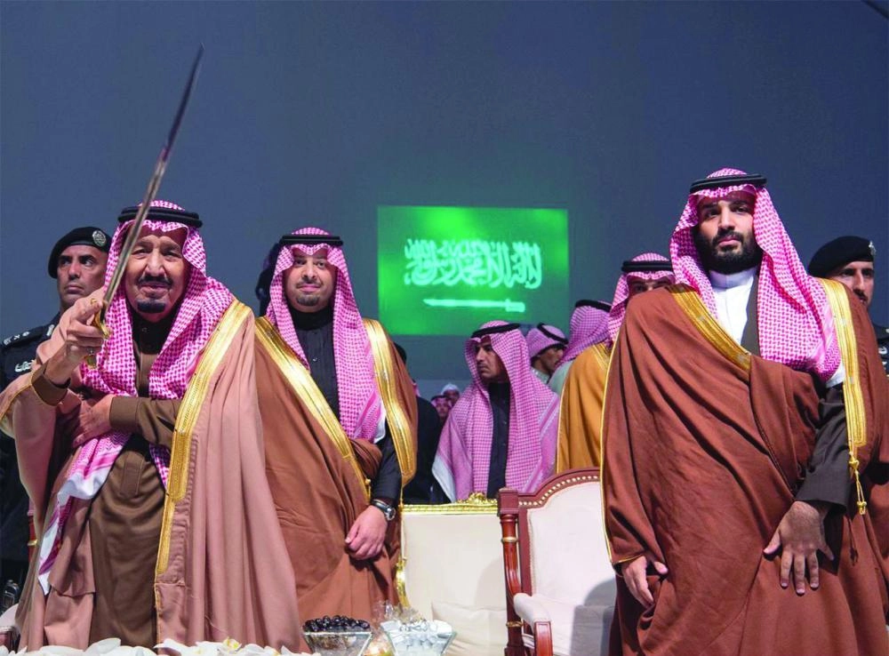 الملك سلمان متفاعلا مع العرضة السعودية خلال الحفل