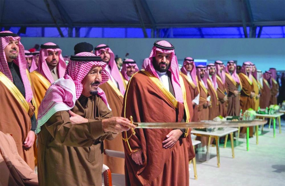 الملك سلمان متفاعلا مع العرضة السعودية خلال الحفل 