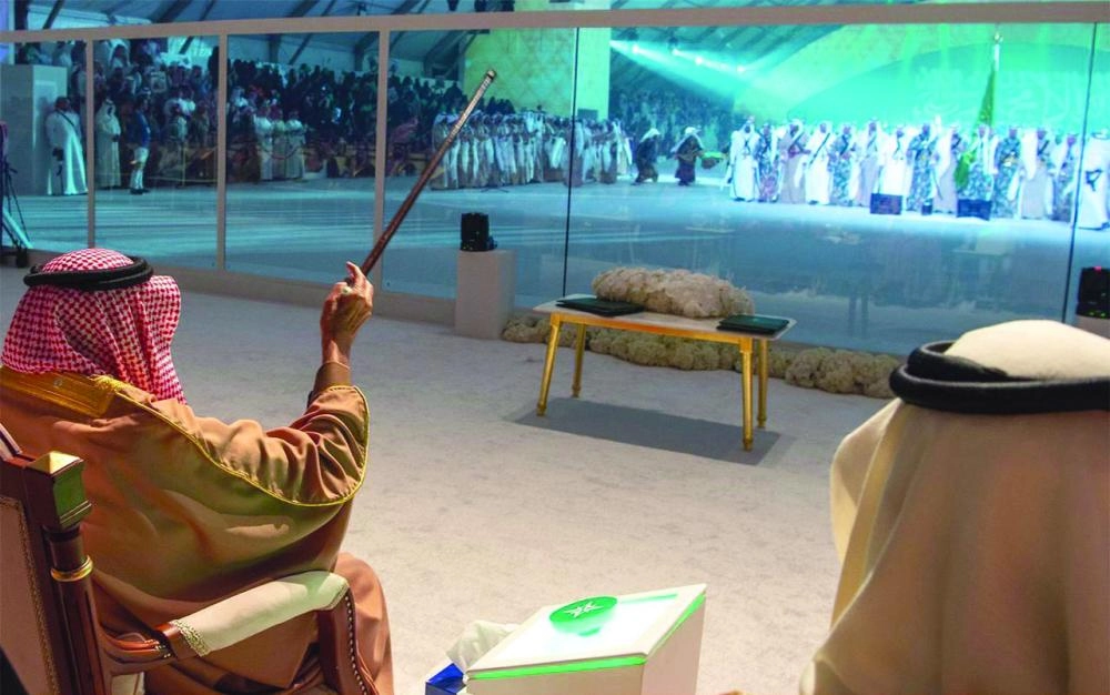 الملك سلمان متفاعلا مع العرضة السعودية خلال الحفل