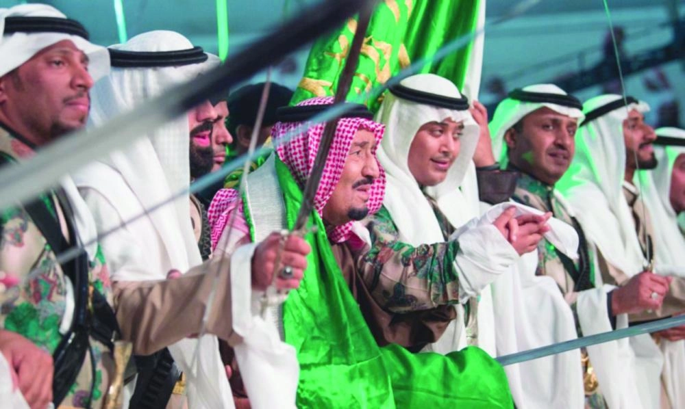 الملك سلمان مشاركا في العرضة السعودية خلال حفل الأهالي