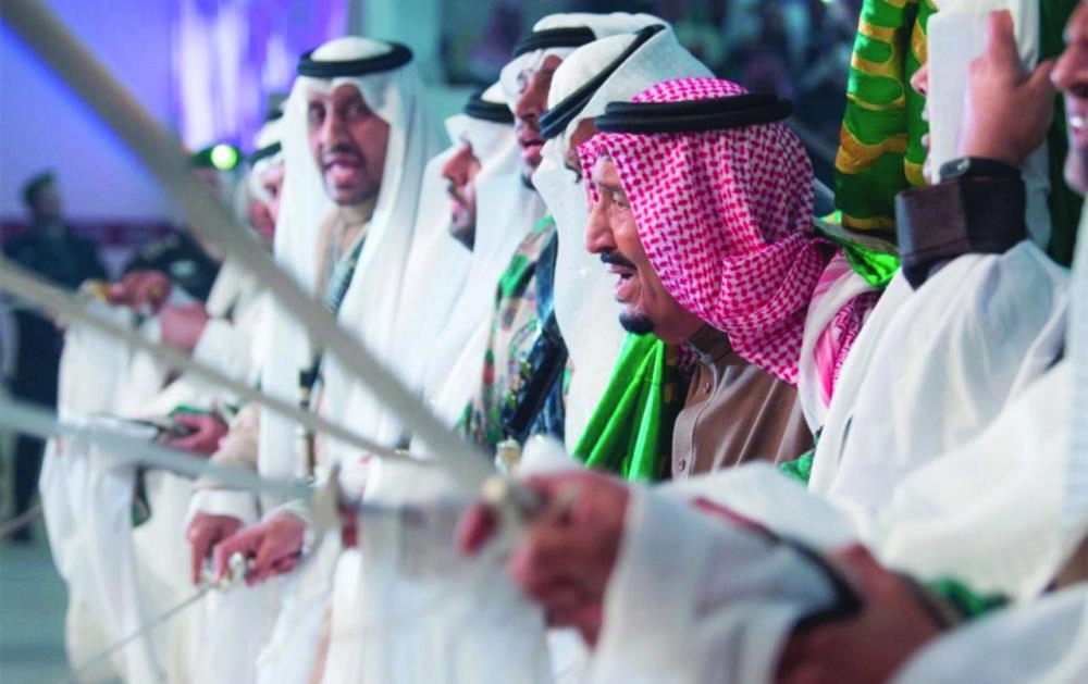 الملك سلمان مشاركا في العرضة السعودية خلال حفل الأهالي 