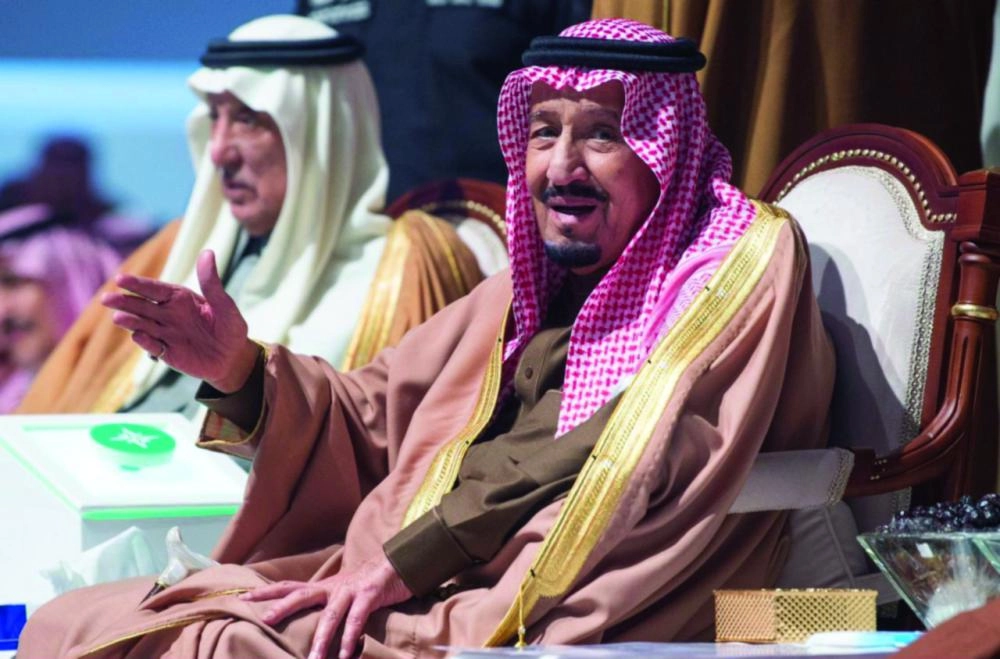 الملك سلمان متفاعلا مع العرضة السعودية خلال حفل الأهالي