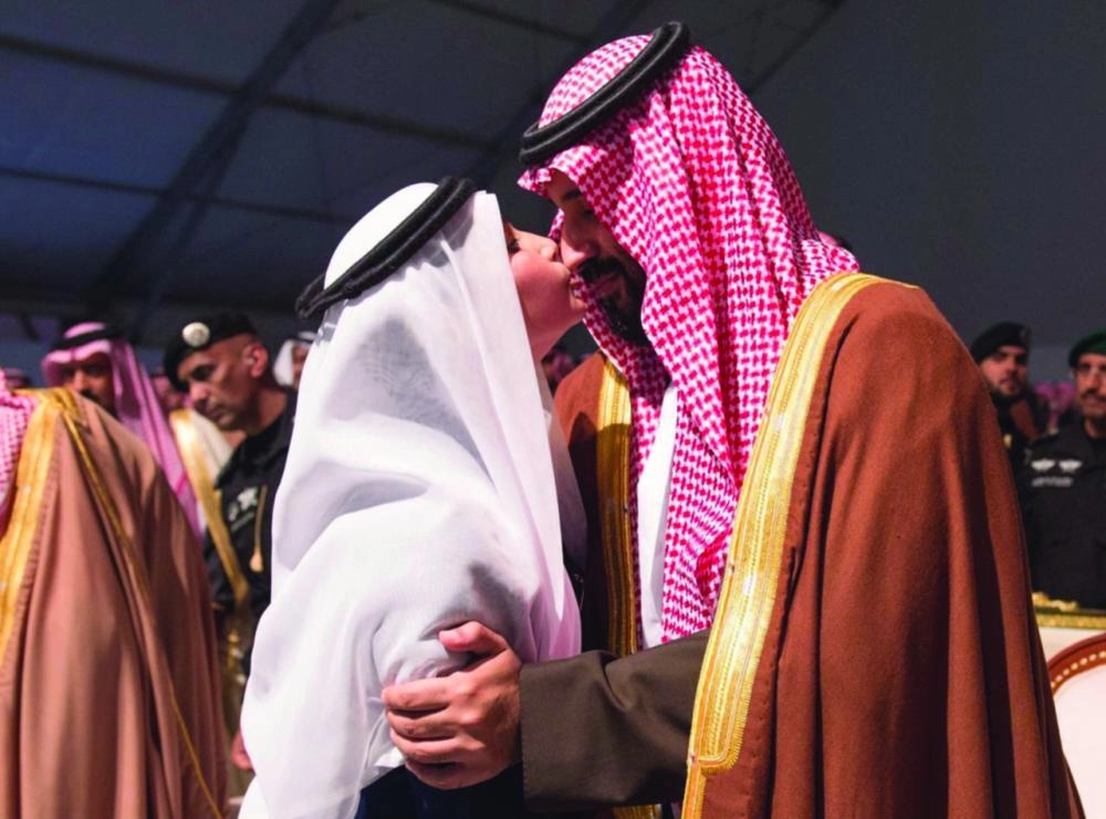 ولي العهد مصافحا أحد الطلاب المشاركين في الحفل