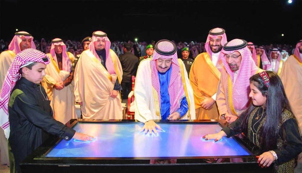 الملك سلمان لدى تدشينه المرحلة الأولى من منظومة مشروعات وعد الشمال في طريف (واس)