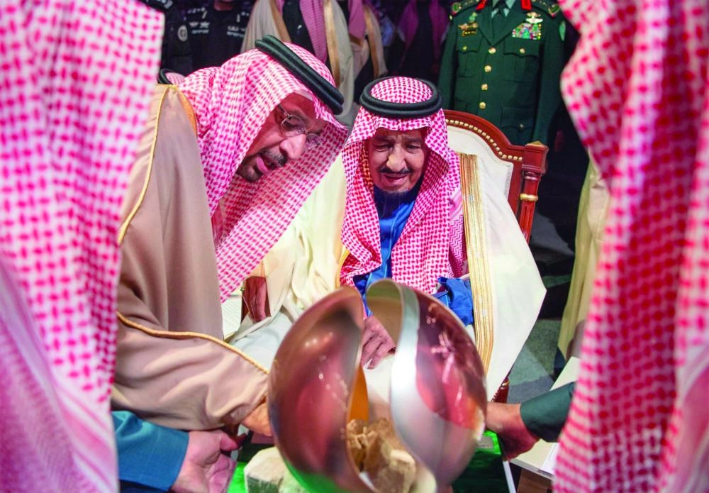 الملك سلمان مطلعا على شرح عن وعد الشمال من خالد الفالح