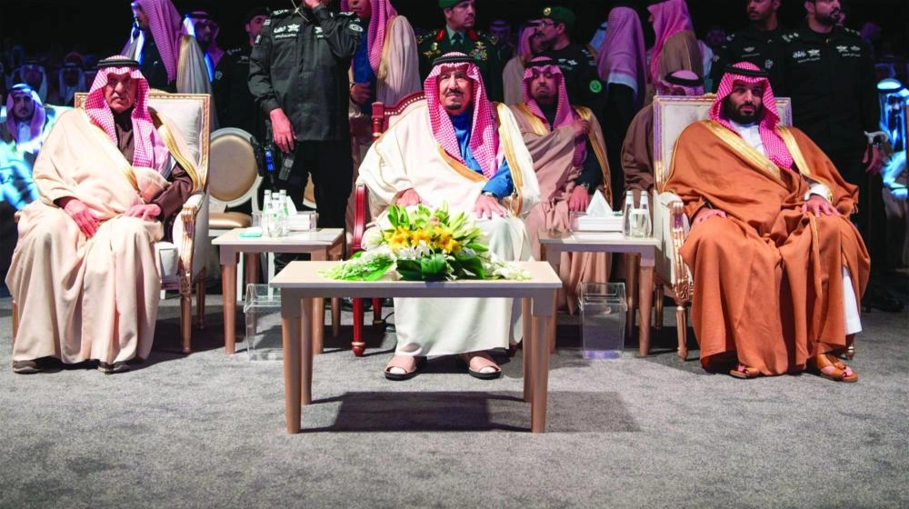 الملك سلمان لدى تدشينه ووضعه حجر أساس منظومة مشروعات وعد الشمال في طريف (واس)