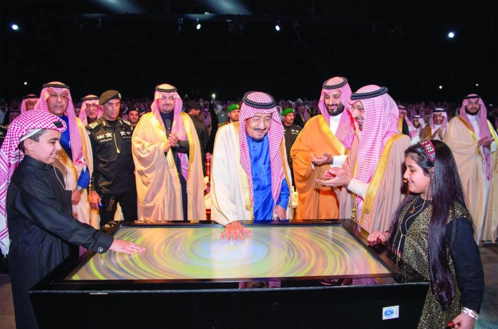 الملك سلمان لدى تدشينه المرحلة الأولى من منظومة مشروعات وعد الشمال في طريف (واس)