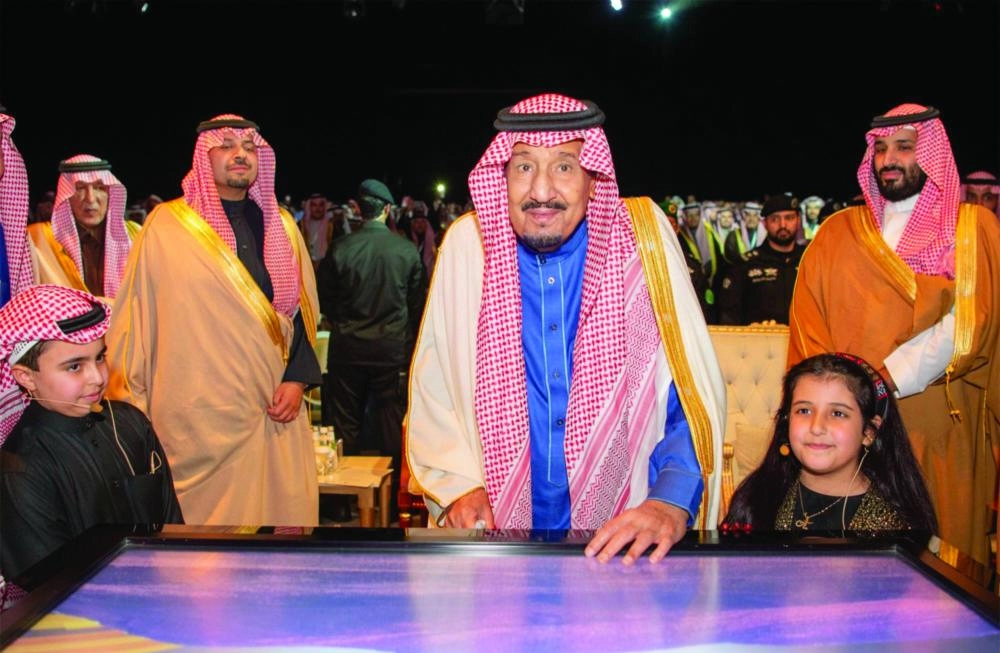 الملك سلمان لدى تدشينه المرحلة الأولى من منظومة مشروعات وعد الشمال في طريف (واس)