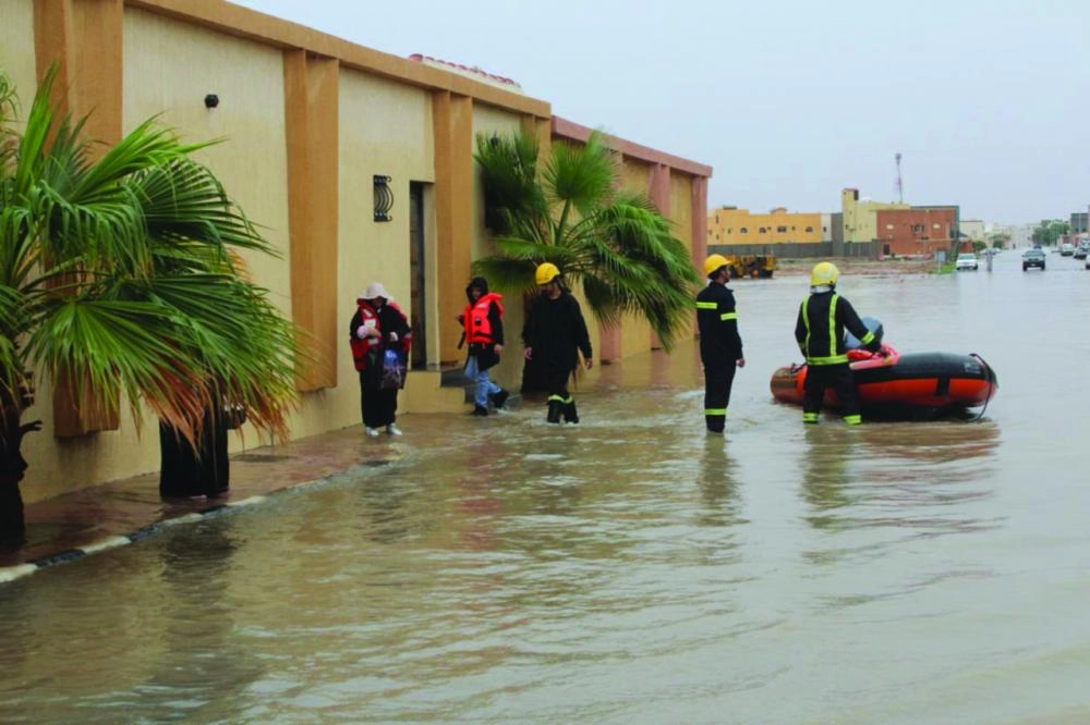 الأسر أثناء إخلاء منازلهم جراء السيول (مكة)