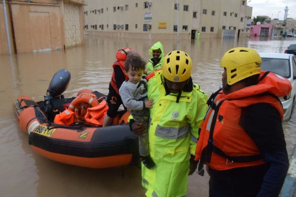 الأسر أثناء إخلاء منازلهم جراء السيول (مكة) 