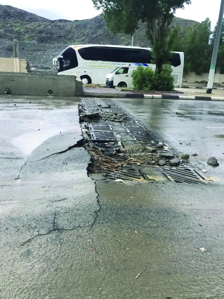 






انهيار عبارة لتصريف السيول                (مكة) 