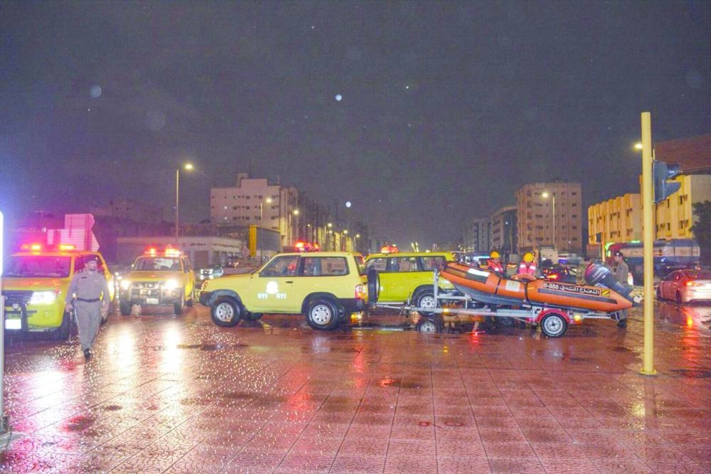 






فرق الدفاع المدني خلال تمركزها بأحد شوارع جدة                                     (مكة)