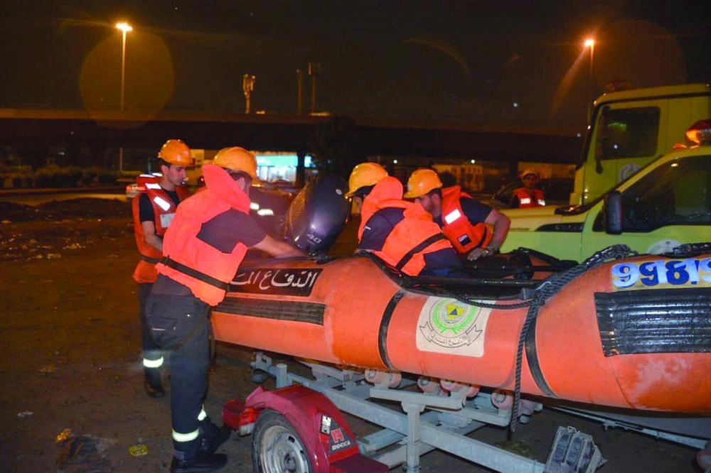 فرق الدفاع المدني خلال تمركزها بشوارع جدة (مكة) 