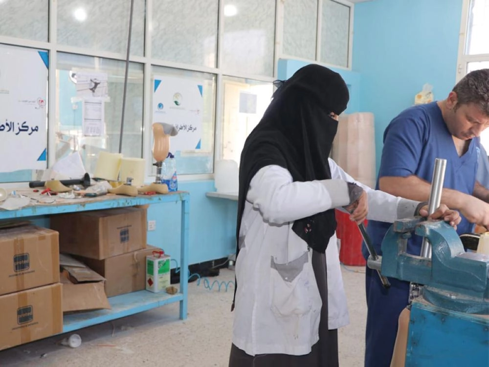 فريق تابع لمركز الملك سلمان يعمل على تركيب الأطراف الصناعية (واس)