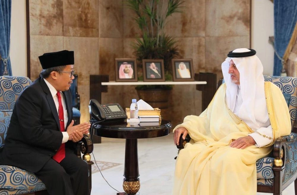 .. وخلال لقائه محمد شريف الدين