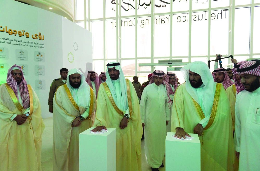 وزيرا العدل والعمل أثناء التدشين