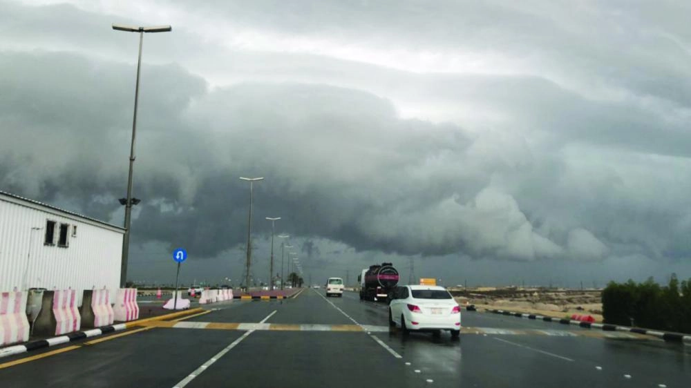 






سحب كثيفة فجر أمس على الدمام                                (مكة)