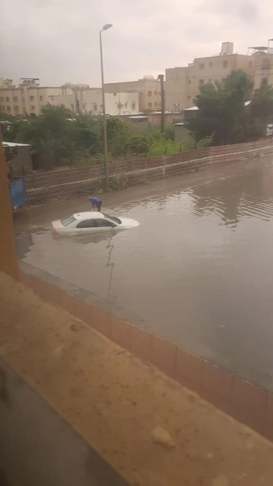 مركبة غمرتها مياه الأمطار أمس (مكة)