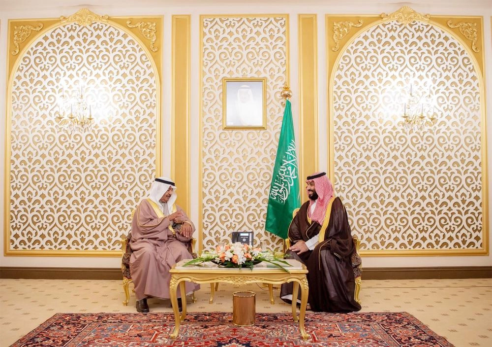 الأمير محمد بن سلمان لدى لقائه الأمير خليفة آل خليفة في مقر إقامته بالبحرين (واس)