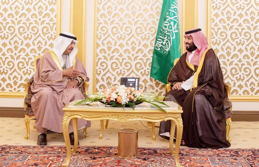 الأمير محمد بن سلمان لدى لقائه الأمير خليفة آل خليفة في مقر إقامته بالبحرين (واس) 