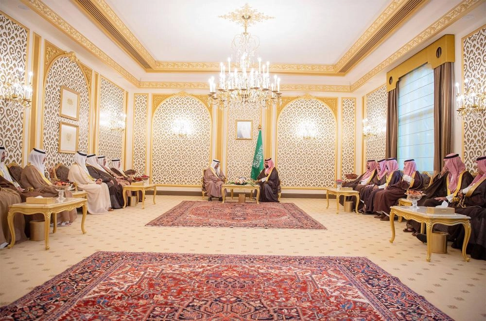 الأمير محمد بن سلمان لدى لقائه الأمير خليفة آل خليفة في مقر إقامته بالبحرين (واس) 