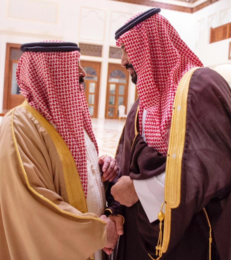 ولي العهد في حديث مع ملك البحرين     (واس)