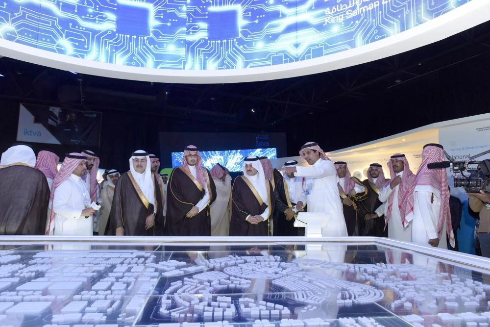 






أمير الشرقية ونائبه خلال جولة بالمعرض                                                     (أرامكو السعودية)