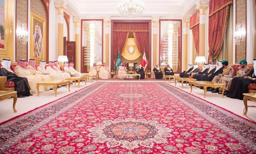 الأمير محمد بن سلمان والملك حمد بن عيسى خلال جلسة المباحثات أمس الأول في المنامة (واس)