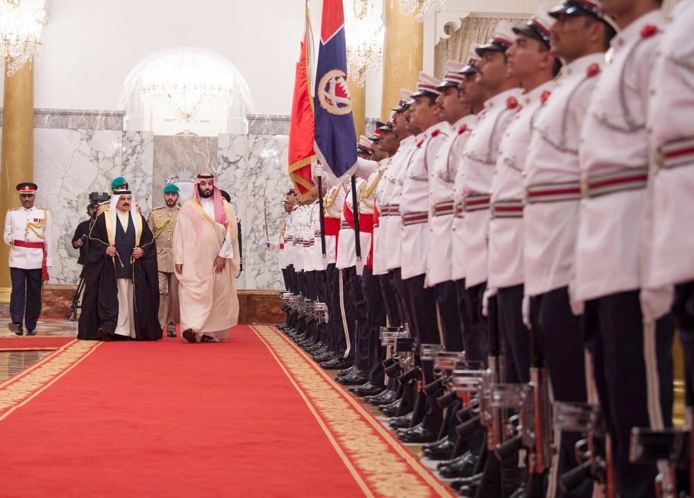 الأمير محمد بن سلمان والملك حمد بن عيسى خلال مراسم الاستقبال 