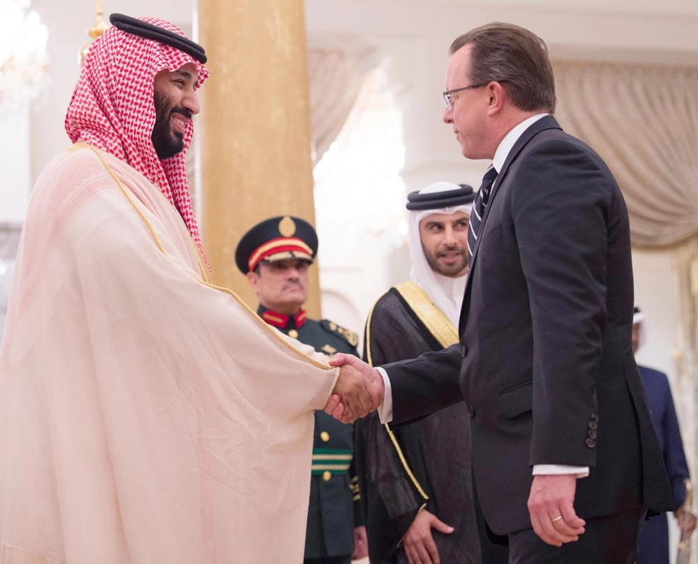 ولي العهد مصافحا مستقبليه