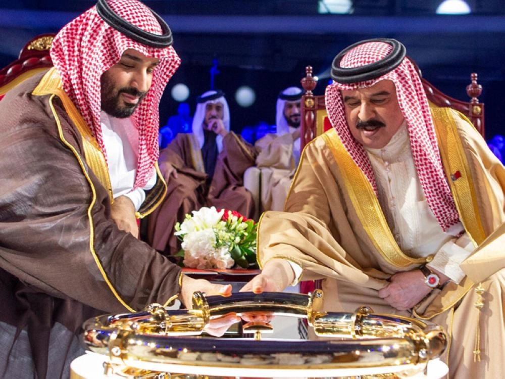 ملك البحرين وولي العهد خلال تدشينهما خط أنابيب النفط الجديد أمس (واس)