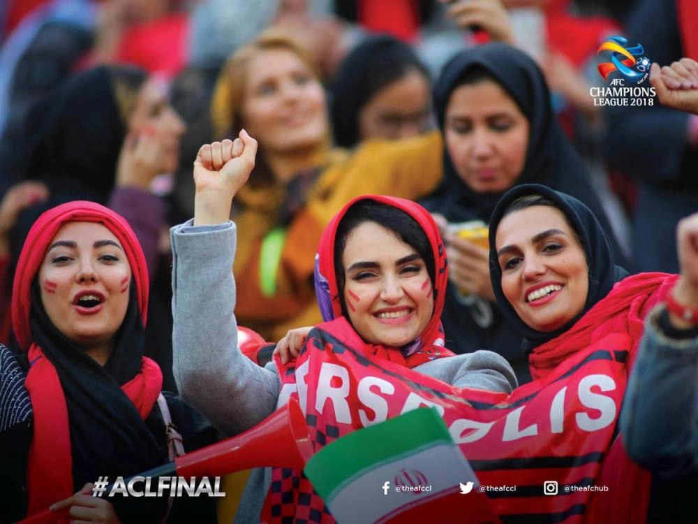 سيدات إيرانيات آزرن بيرسبوليس في نهائي آسيا (تويتر)