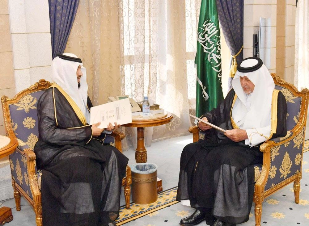 خالد الفيصل خلال لقائه عبدالمنعم الشهري (واس)