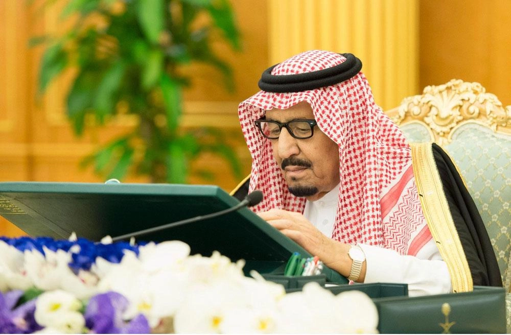 الملك سلمان لدى ترؤسه جلسة مجلس الوزراء في قصر اليمامة بالرياض (واس)