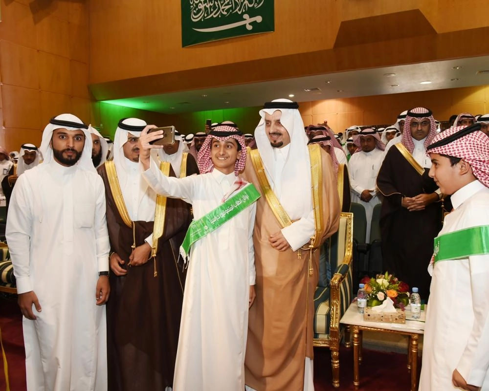 مسيرة الطلاب المتفوقين بين يدي راعي الحفل 
