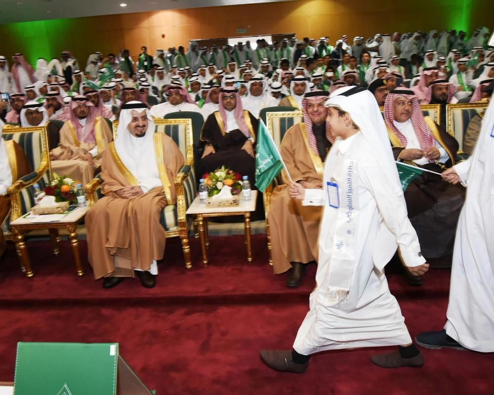 مسيرة الطلاب المتفوقين بين يدي راعي الحفل