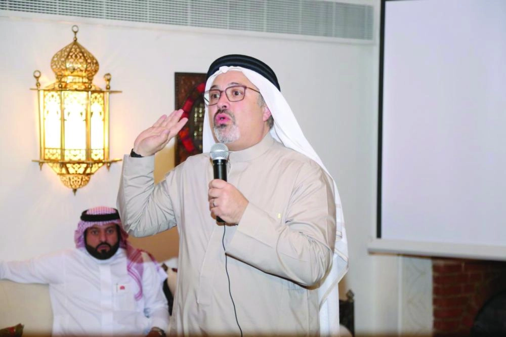 صلاح العقاد خلال إلقاء المحاضرة (مكة)